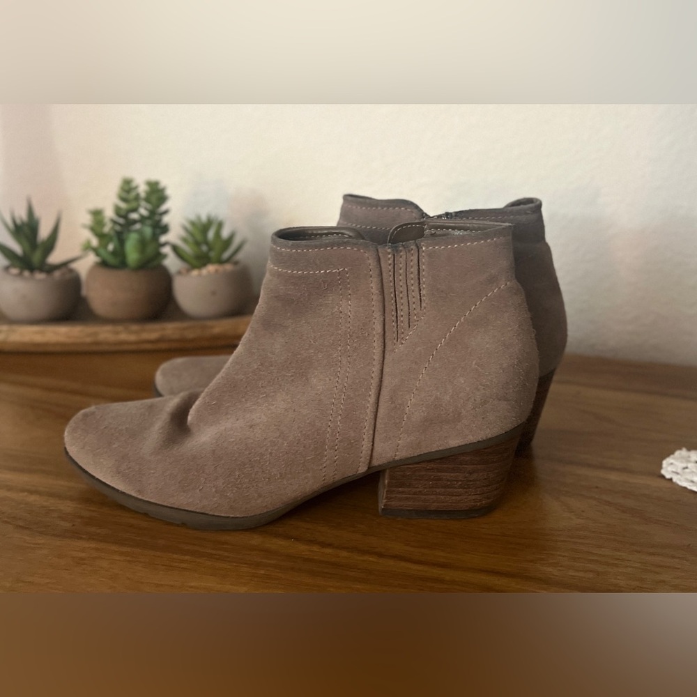 Blondo
Taupe
Size 8.5
Water Resistant
Suede
Ankle Boots
1.5” Heel - Picture 15 of 16